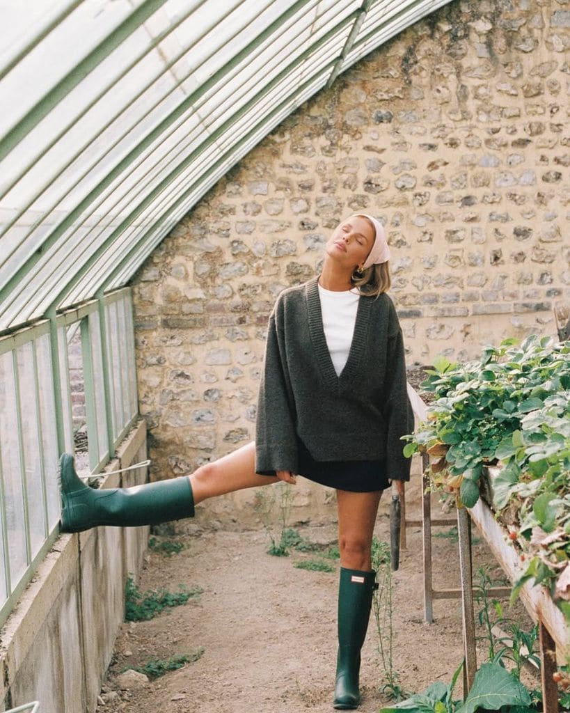 Influencer con jersey y botas de agua