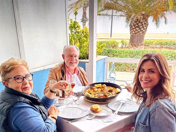 Nuria Roca comiendo una paella con sus padres