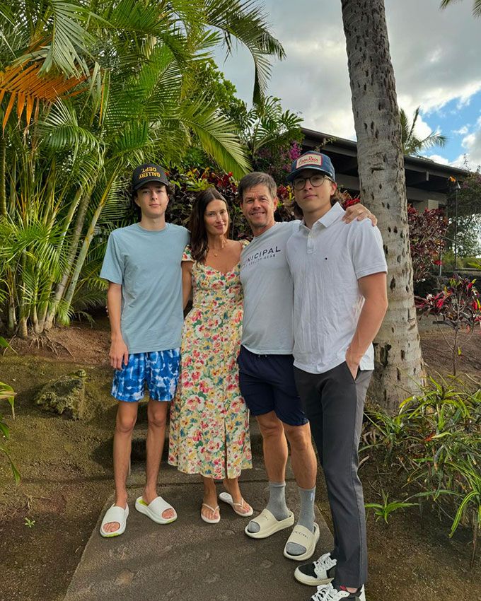 Mark Wahlberg con su mujer y sus hijos Michael y Brendan