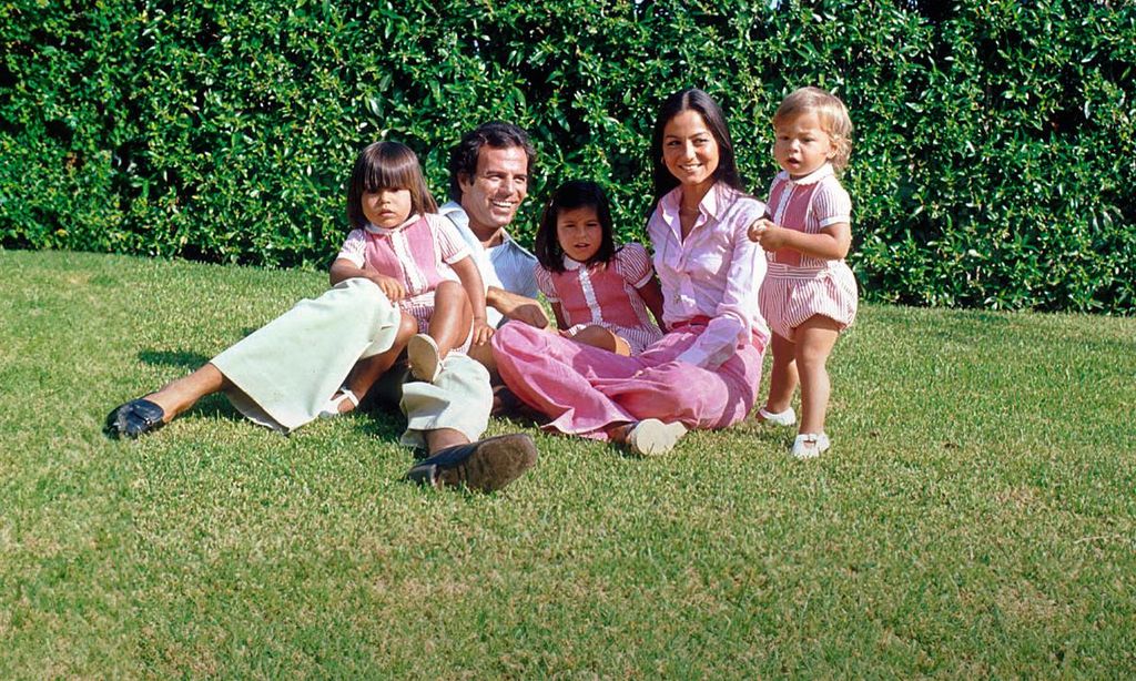 Julio Iglesias e Isabel Preysler con sus tres hijos