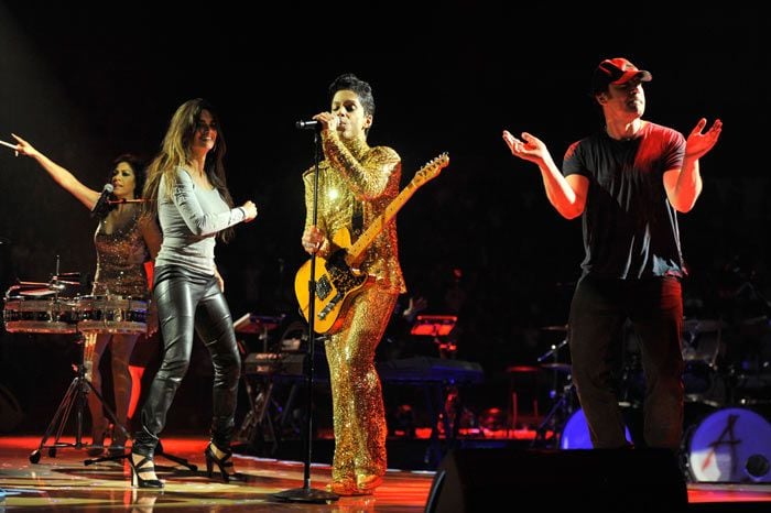 Penélope Cruz y Javier Bardem bailando con Prince en uno de los conciertos que el artista ofreció en Los Ángeles
