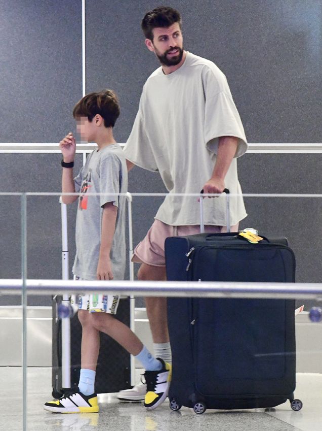 Piqué llega a Miami con sus hijos