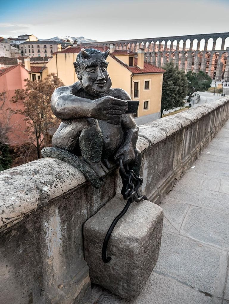 Escultura del diablo sobre el origen del acueducto de Segovia