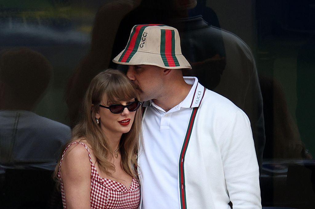 Travis Kelce dándole un beso a Taylor Swift