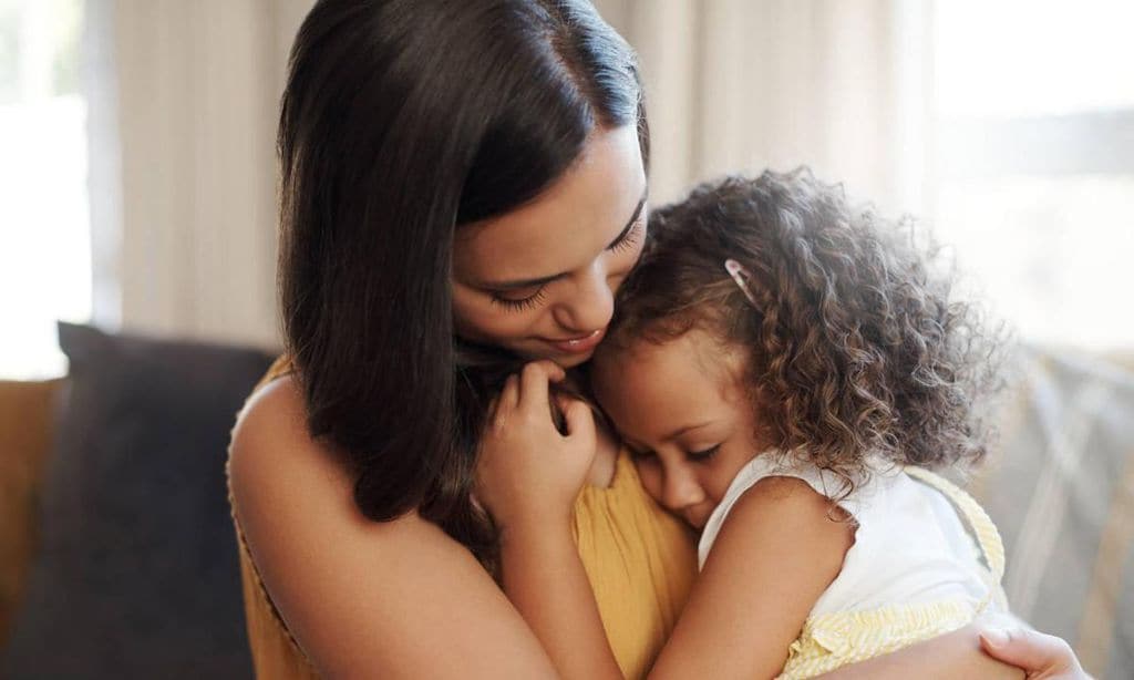 madre abrazando a su hija