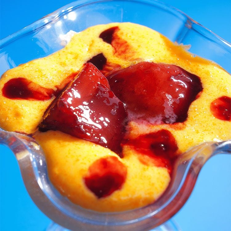 Sabayón con fruta y caramelo