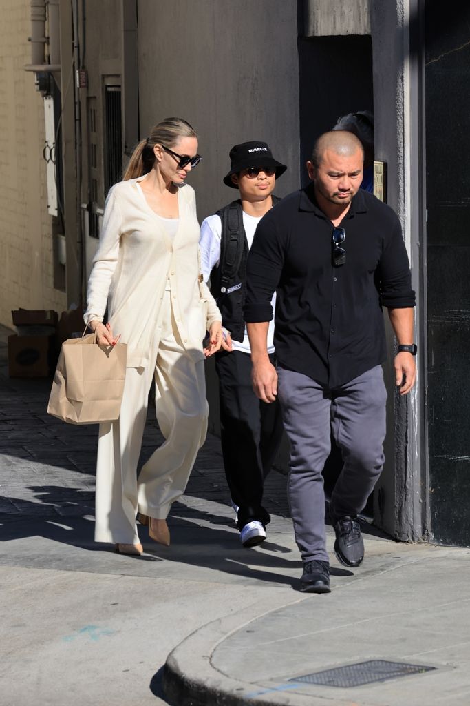 Angelina y su hijo Pax fueron captados en Beverly Hills.