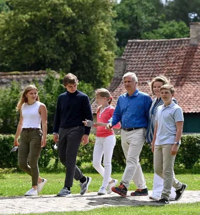 Felipe y Matilde de Bélgica con sus hijos 