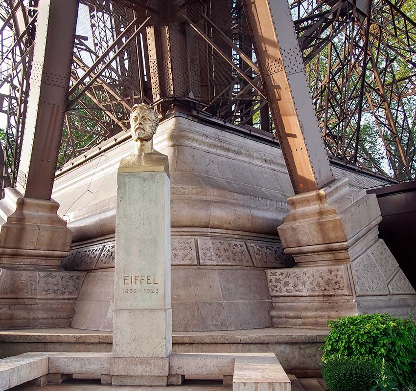 Secretos y curiosidades de la torre Eiffel de París: busto en honor a su creado Gustave Eiffel