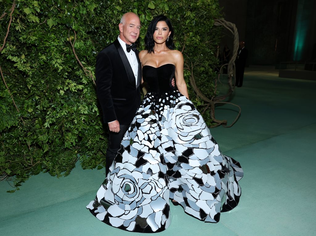 Jeff Bezos con Lauren Sanchez en la Gala MET