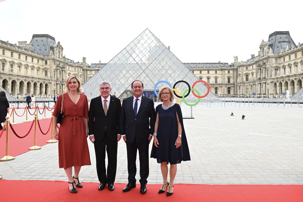 Francois Hollande y su mujer, Julie Gayet, antes de comenzar el evento