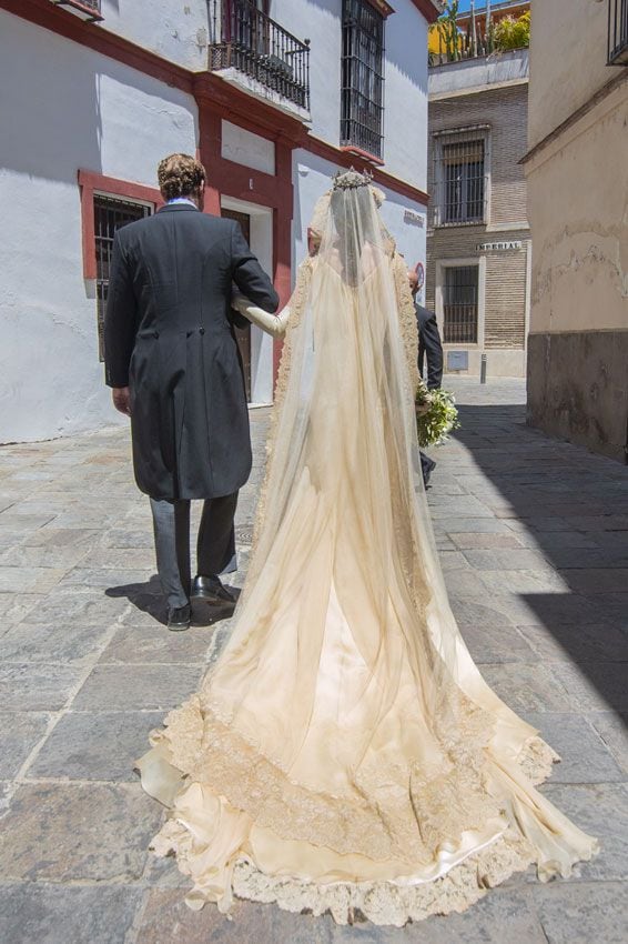 Sol Medina y su majestuoso vestido de novia con tiara de perlas y diamantes