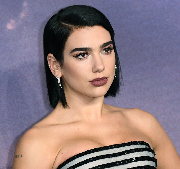 Dua Lipa con el pelo corto