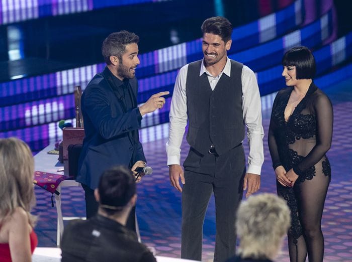 Javier Hernanz sorprende con este beso con su compañera de baile