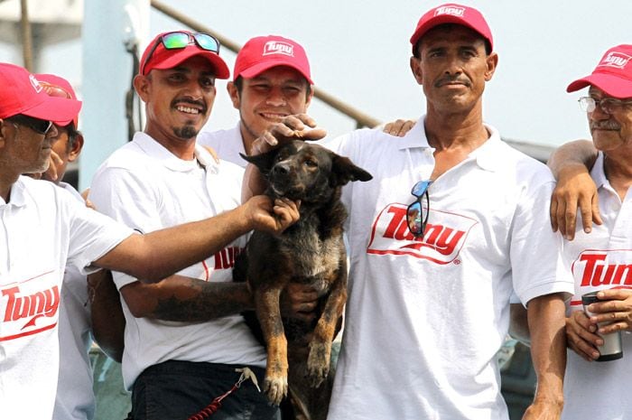 Los tripulantes del atunero posan junto a Bella 