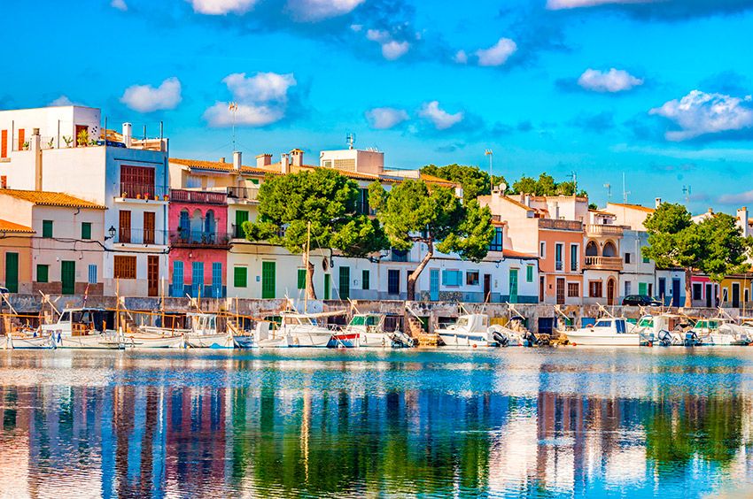 Fachada marítima de Portocolom, Mallorca.