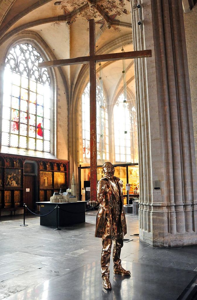 Escultura de Jan Fabre, Catedral de Nuestra Señora 