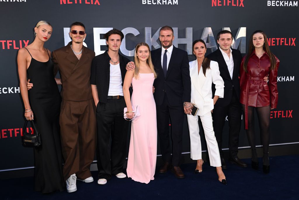 Mia Regan con su novio, Romeo Beckham, Cruz Beckham, Harper Beckham, David Beckham, Victoria Beckham, Brooklyn Beckham y su mujer, Nicola Peltz, en la presentación del documental 'Beckham' en Londres