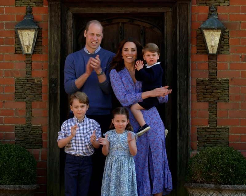 Los duques de Cambridge con sus hijos