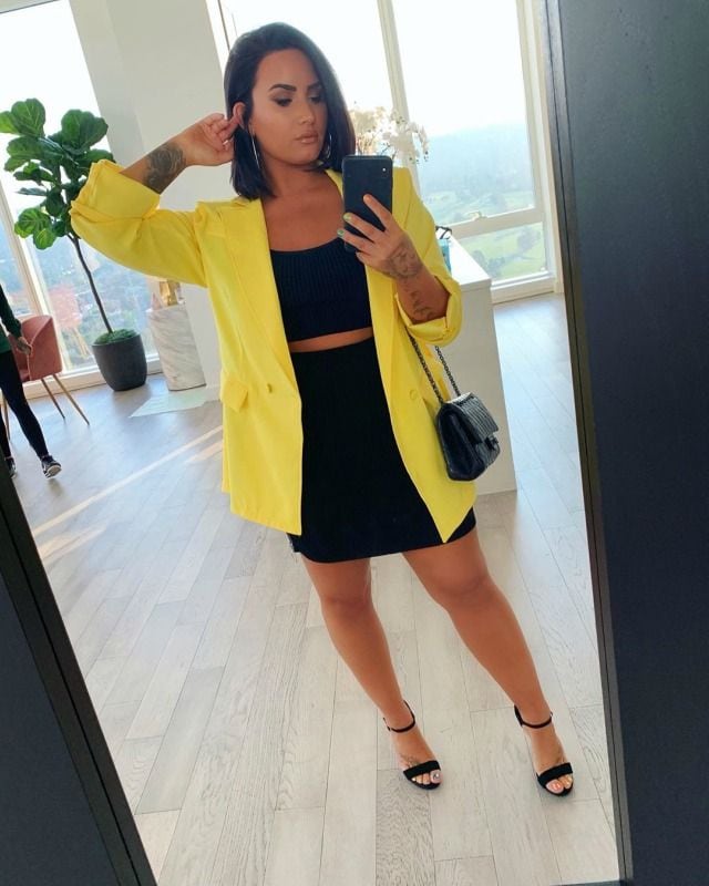 Outfit black and yellow de Demi Lovato
