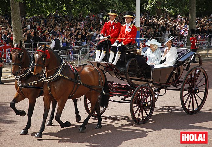 Kate con sus hijos en el carruaje