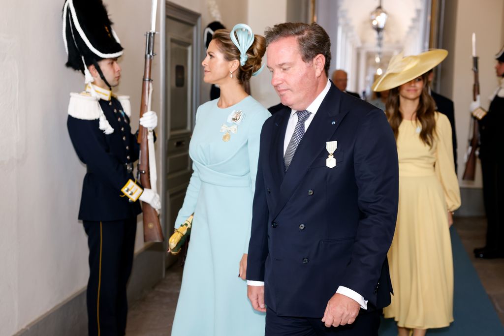 La princesa Magdalena de Suecia y su marido, Christopher O'Neill, llegan al Te Deum, durante las celebraciones por el 50 aniversario de la coronación de Carlos Gustavo de Suecia