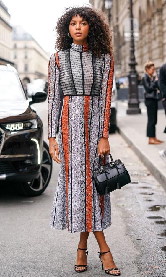 look de street style de vestido acon estampado a rayas verticales