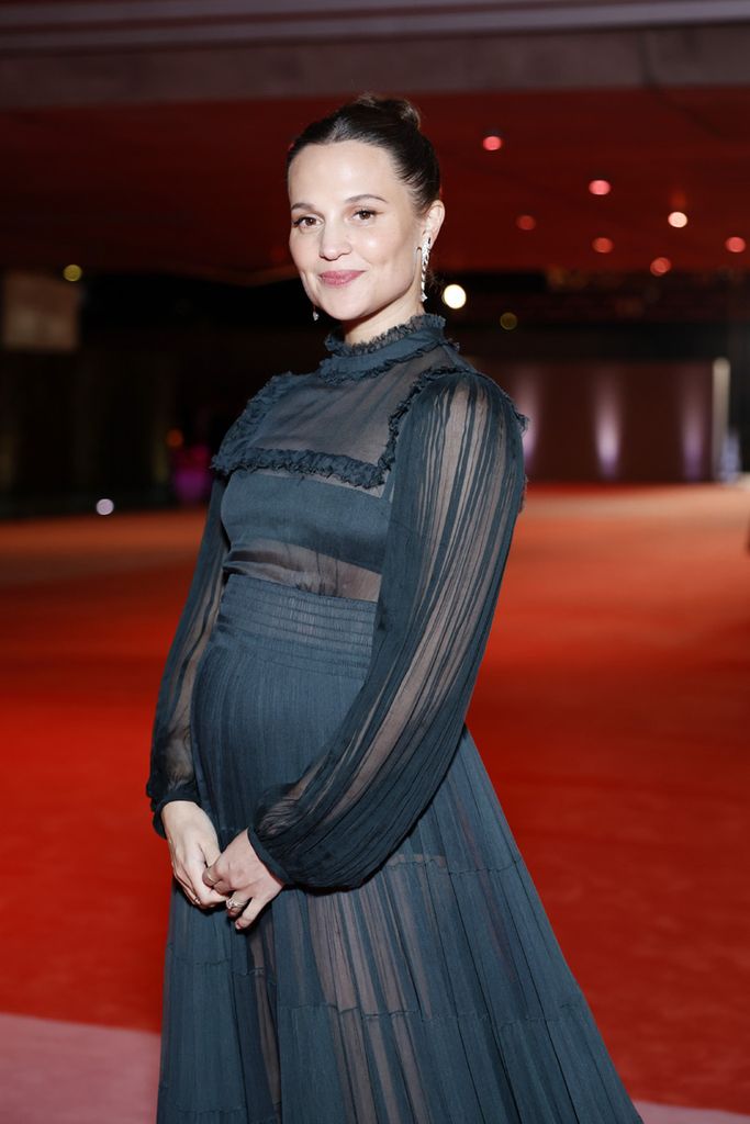 Alicia Vikander anuncia su segundo embarazo en la alfombra roja con un vestido a medida de Louis Vuitton