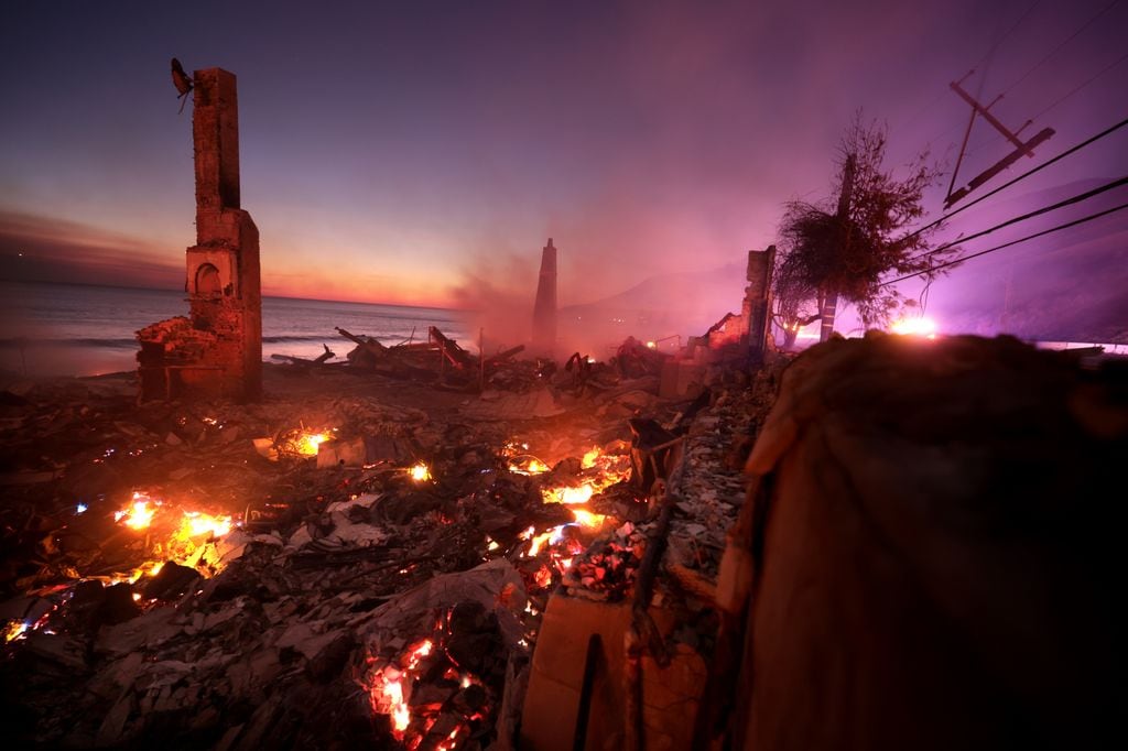 Fotografía tomada en Malibú, California el 8 de enero. Una casa es consumida por las llamas por el devastador incendio en Pacific Palisades