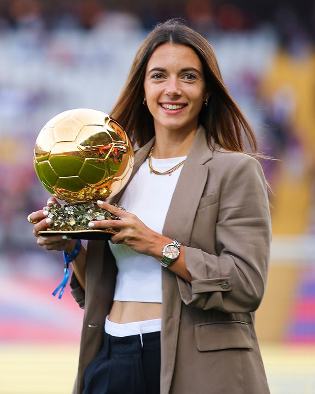 Aitana con el Balón de Oro