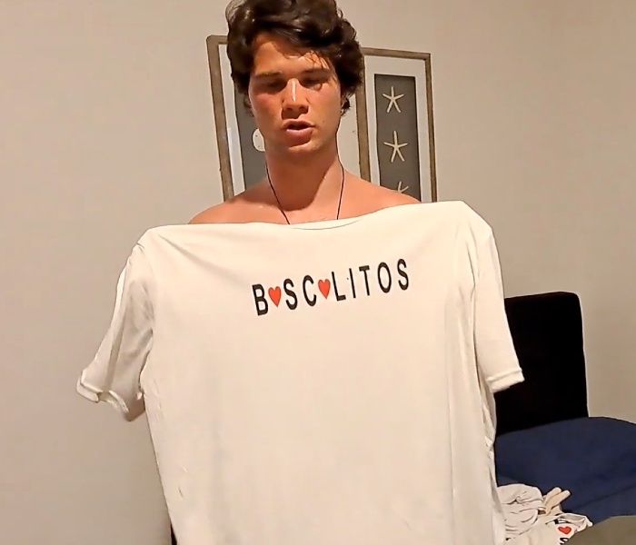 Bosco enseña su camiseta de 'moscolitos'