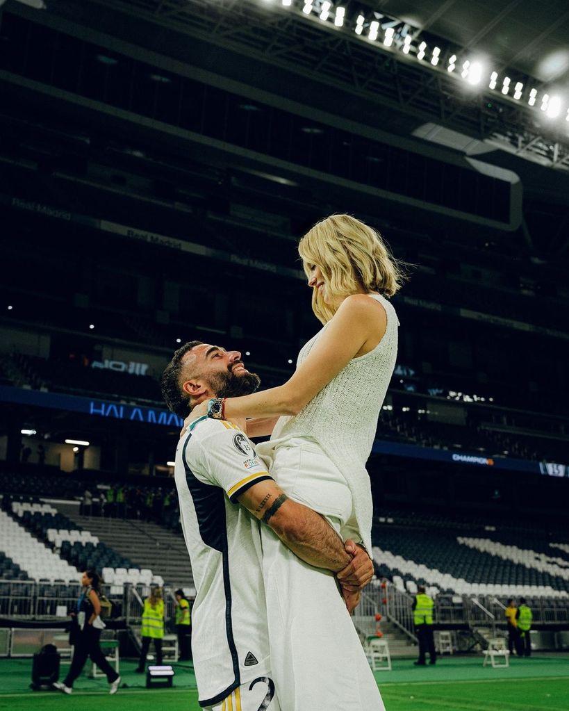 Dani Carvajal y su esposa en el Bernabéu