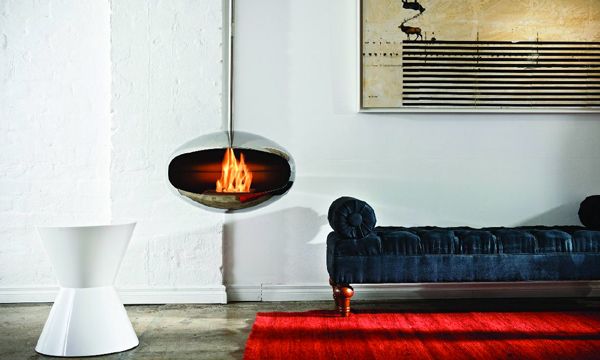 Para colgar del techo o situarse en medio del salón con un pedestal, esta bella chimenea de bioetanol no requiere instalación ni salida de humos. De Cocoon (en Estufamania.com).
