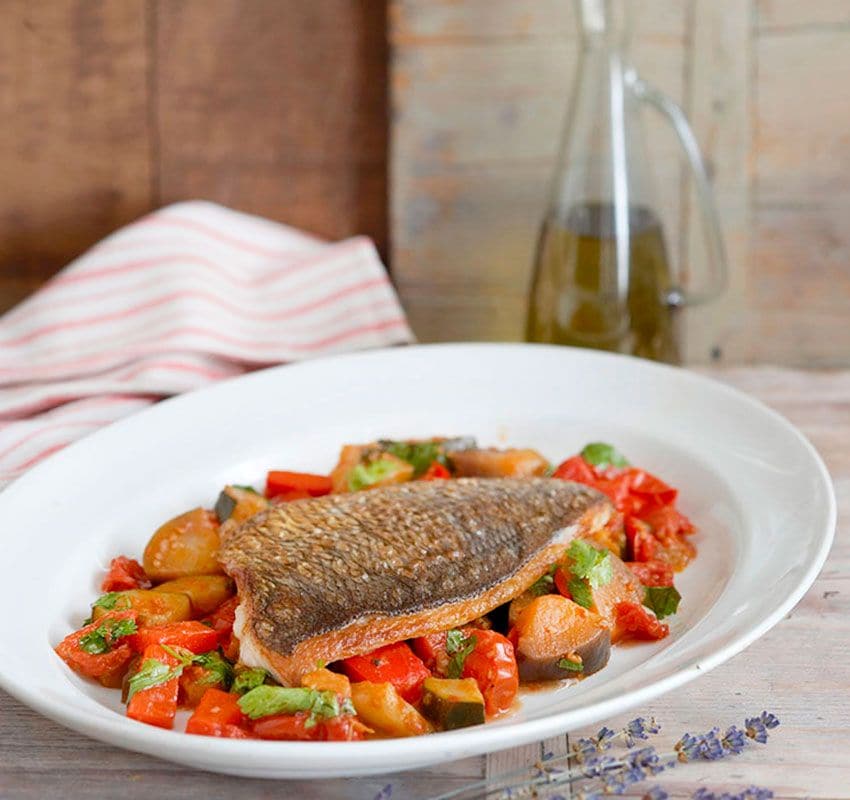 dorada con verduras rehogadas