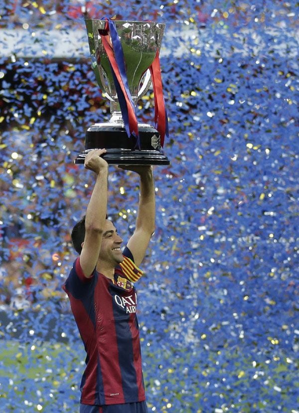 Xavi Hernández, feliz con la copa del triunfo
