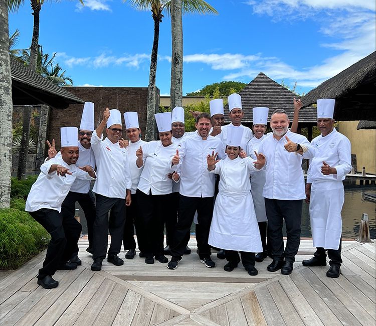 Javi Estévez y el equipo de cocina del hotel Trou aux Biches Beachcomber