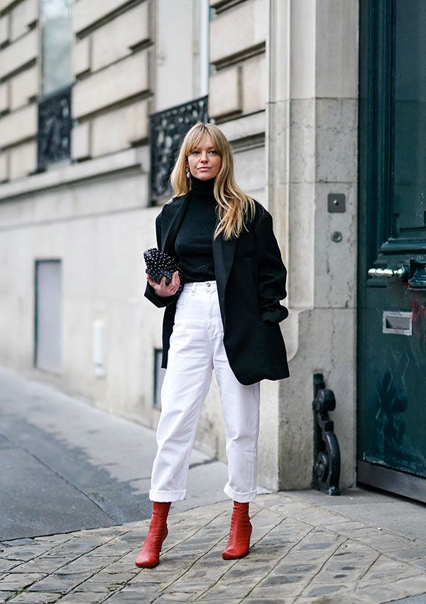 chica con pantalones blancos invierno