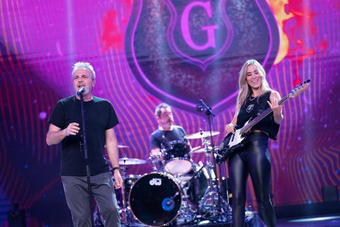 María Pombo tocando la guitarra con los Hombres G en una de las pruebas