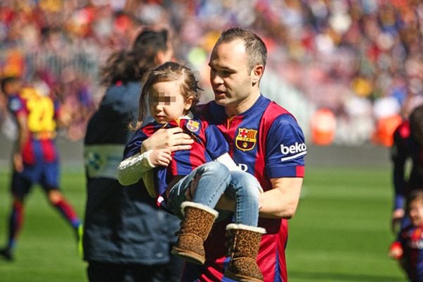 Andrés Iniesta llevó a su hija Valeria, que se dice tendrá pronto un hermanito o hermanita, al césped donde ganó el equipo azulgrana
