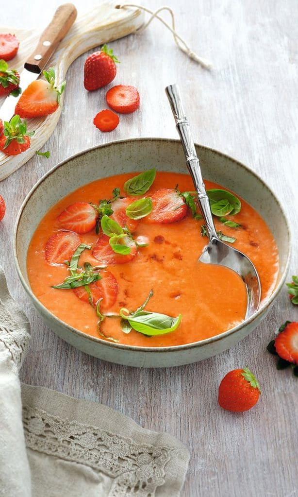 Gazpacho de fresas a la albahaca