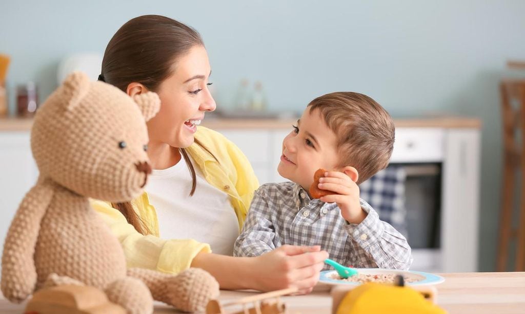 mam jugando con su hijo