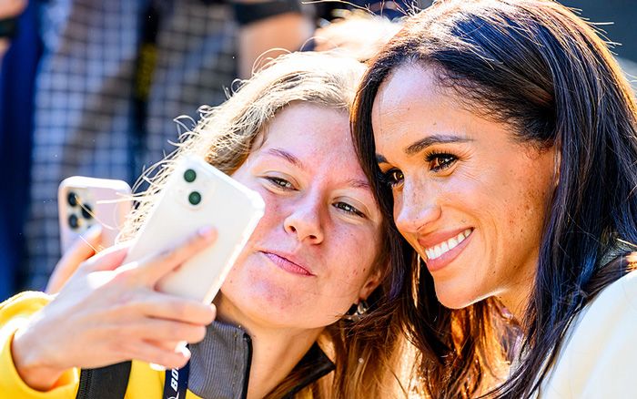 Meghan Markle haciendose selfies con fans