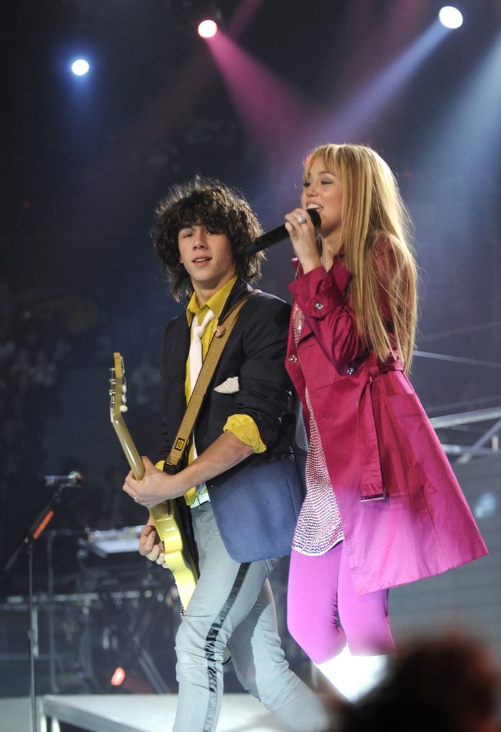 Nick Jonas de los Jonas Brothers y Miley Cyrus actúan durante su gira "Best of Both Worlds" en el Nassau Coliseum el 27 de diciembre de 2009 en Uniondale, Nueva York.