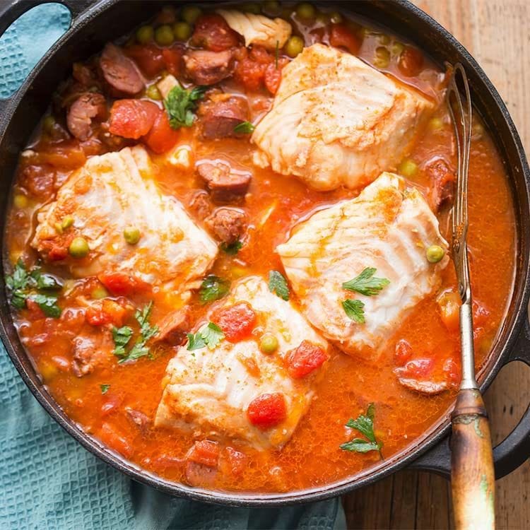 Guiso de bacalao y chorizo en salsa de tomate