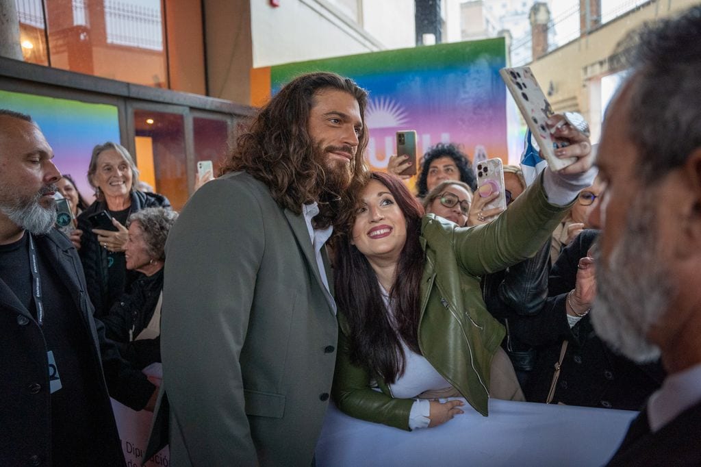 Can Yaman llegó en olor de multitudes y se hizo fotos con algunas de sus fans