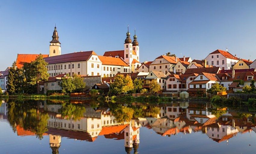 Otoño en la bonita ciudad de Telc.