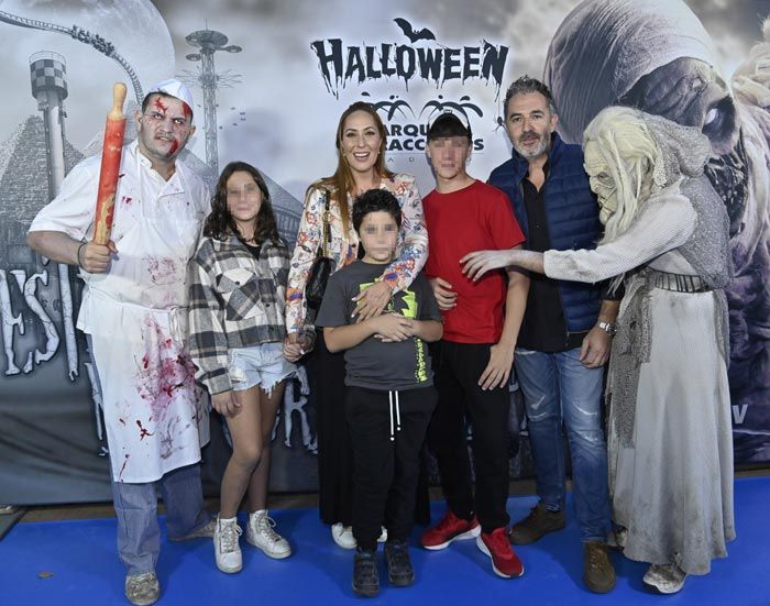 Rosario Mohedano con su marido e hijos