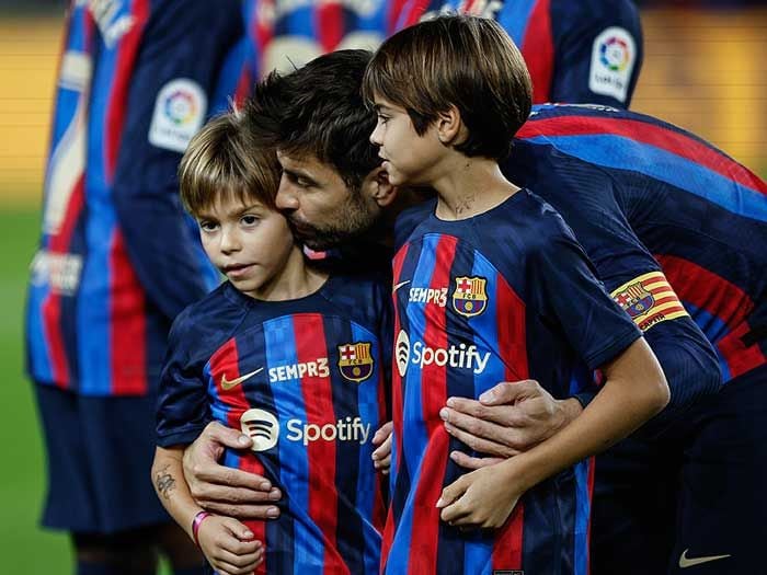 Piqué, con sus hijos