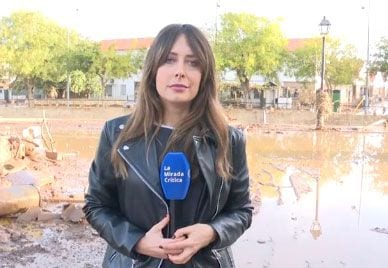 Una reportera de televisión de 'La mirada crítica' conecta en directo desde su casa arrasada por la DANA