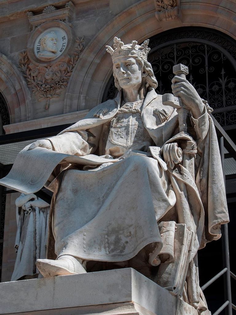 Estatua de Alfonso X, el rey Sabio, en la Biblioteca Nacional de Madrid